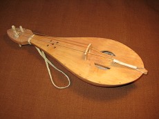 Gigen, også kaldt rebec, kommer fra det arabiske instrument 'rebab'.